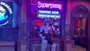 Personnage promottant le ping pong show à Patpong, le plus ancien quartier chaud de Bangkok