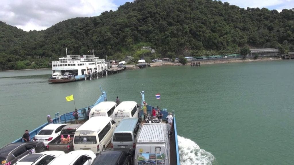 Prendre le ferry pour aller à Koh Chang