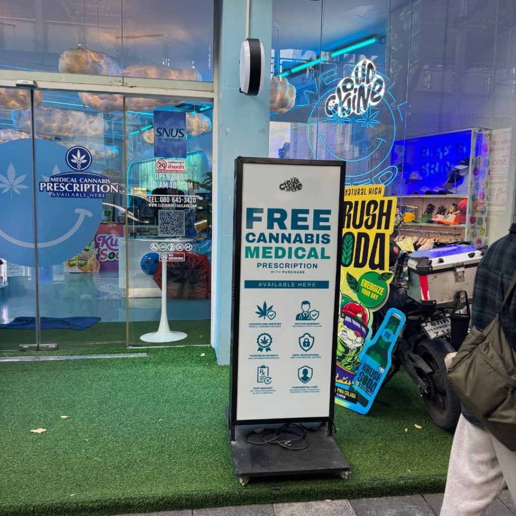 affiche indiquant l'ordonnance gratuit pour le cannabis thailande