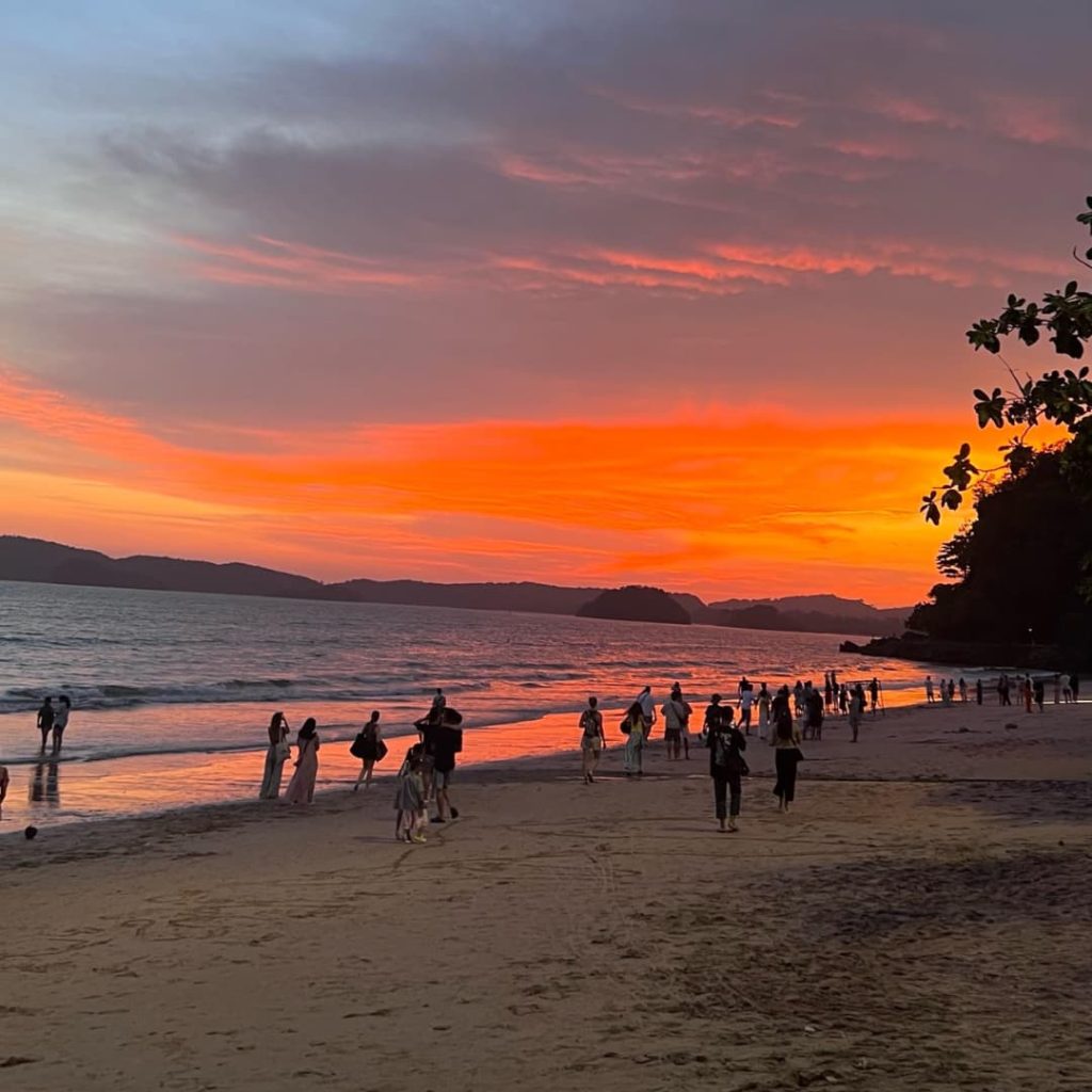 coucher de soleil à Nopparat Thara Beach Krabi
