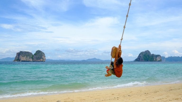 Plage de sable blanc à Koh Ngai, Thaïlande