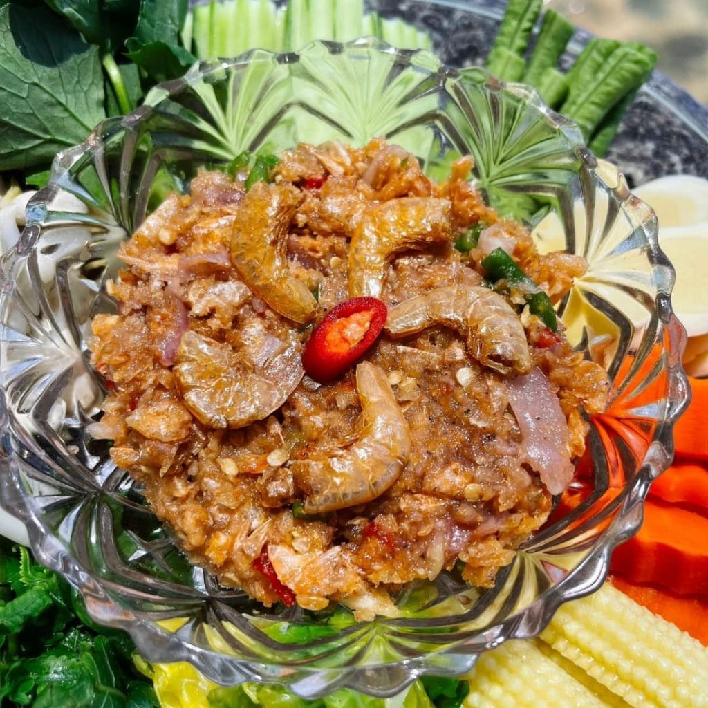 Nam Prik Kapi, une pâte de crevettes épicée servie avec des légumes frais, au Salaloy Seafood à Phuket, Thaïlande