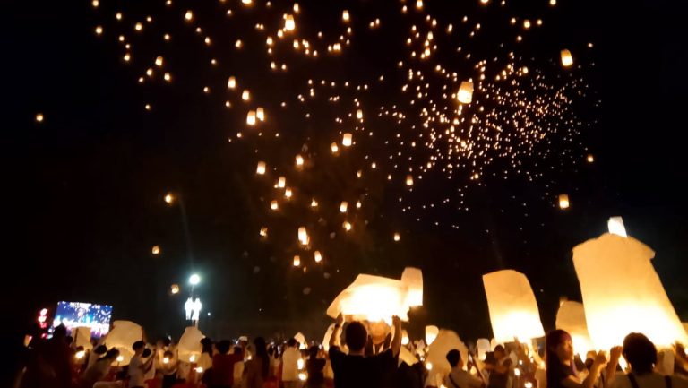Lanternes du festival Yi peng à chiang mai
