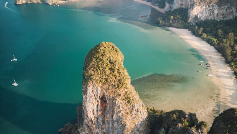 Vue aérienne de Railay, l'une des plus belles plages de la province de Krabi