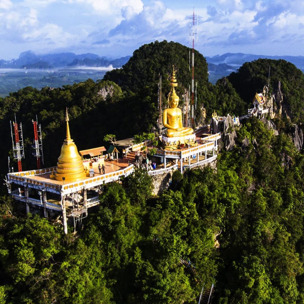 Vue aérienne en drone du Wat Tham Suea (temple du tigre) à Krabi