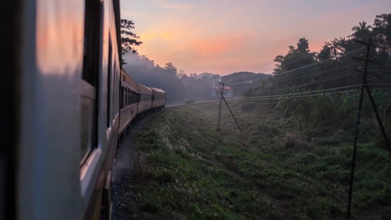 vue extérieur du train de nuit qui va de Bangkok à Chiang Mai