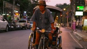 Vieil homme qui se déplace en Samlor (mode de transport traditionnel à chiang mai)