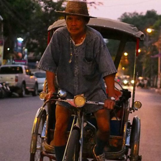 Vieil homme qui se déplace en Samlor (mode de transport traditionnel à chiang mai)