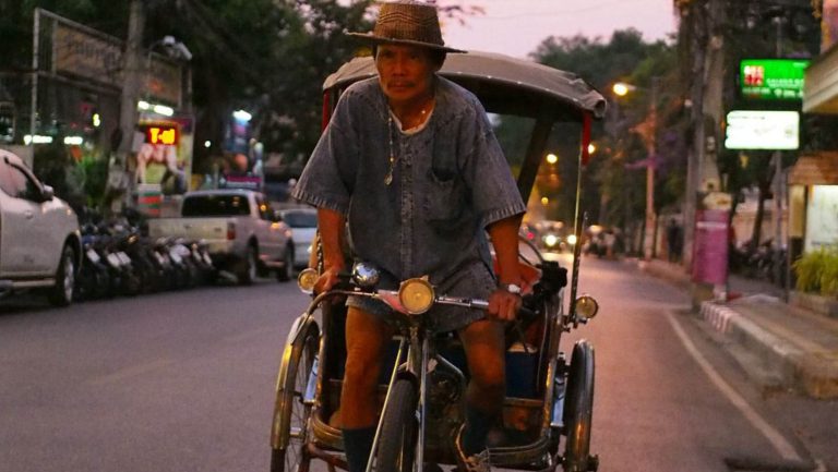 Vieil homme qui se déplace en Samlor (mode de transport traditionnel à chiang mai)