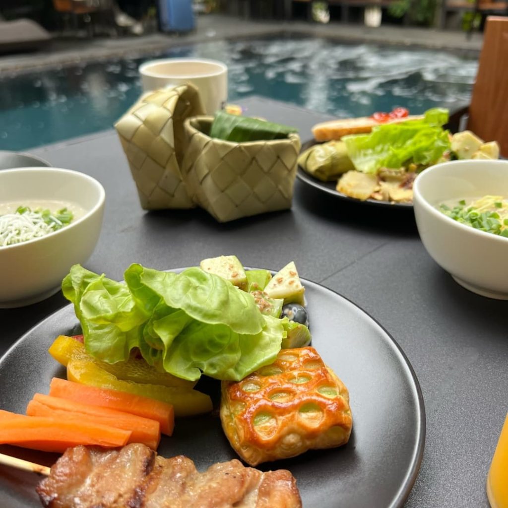 Déjeuner proche de la piscine BED Nimman à Chiang Mai