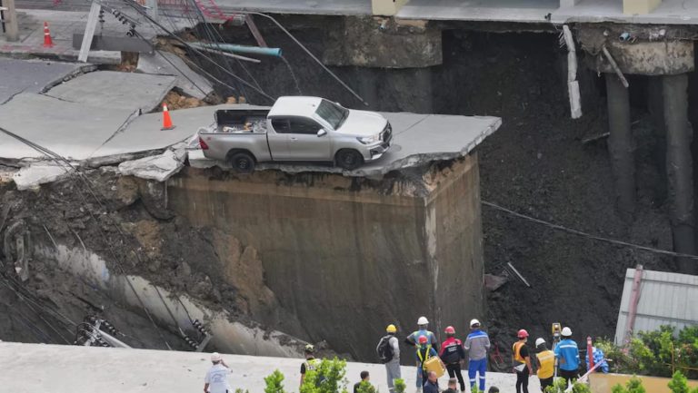 Vue aérienne d'un effondrement de route à Bangkok en Thaïlande