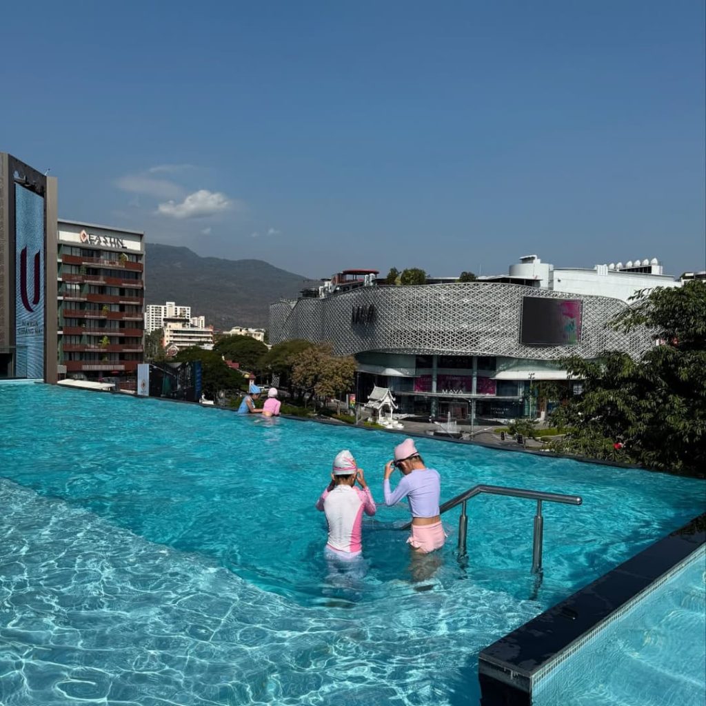 Piscine à débordement avec vue sur le centre commercial Maya - U Nimman