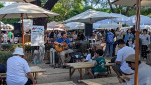 Chanteur au Jing Jai market à Chiang Mai