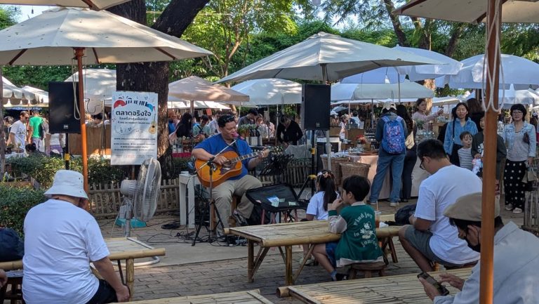 Chanteur au Jing Jai market à Chiang Mai