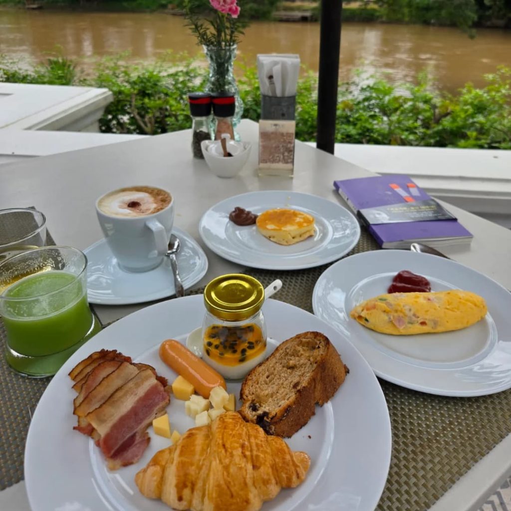 Déjeuner avec vue sur la rivière ping au Na Nirand Resort Chiang Mai