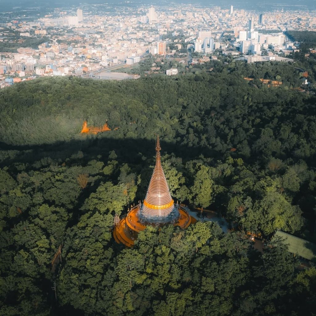 Vue en drone sur le Phra Maha Chedi Tripob Trimongkol à Hat Yai