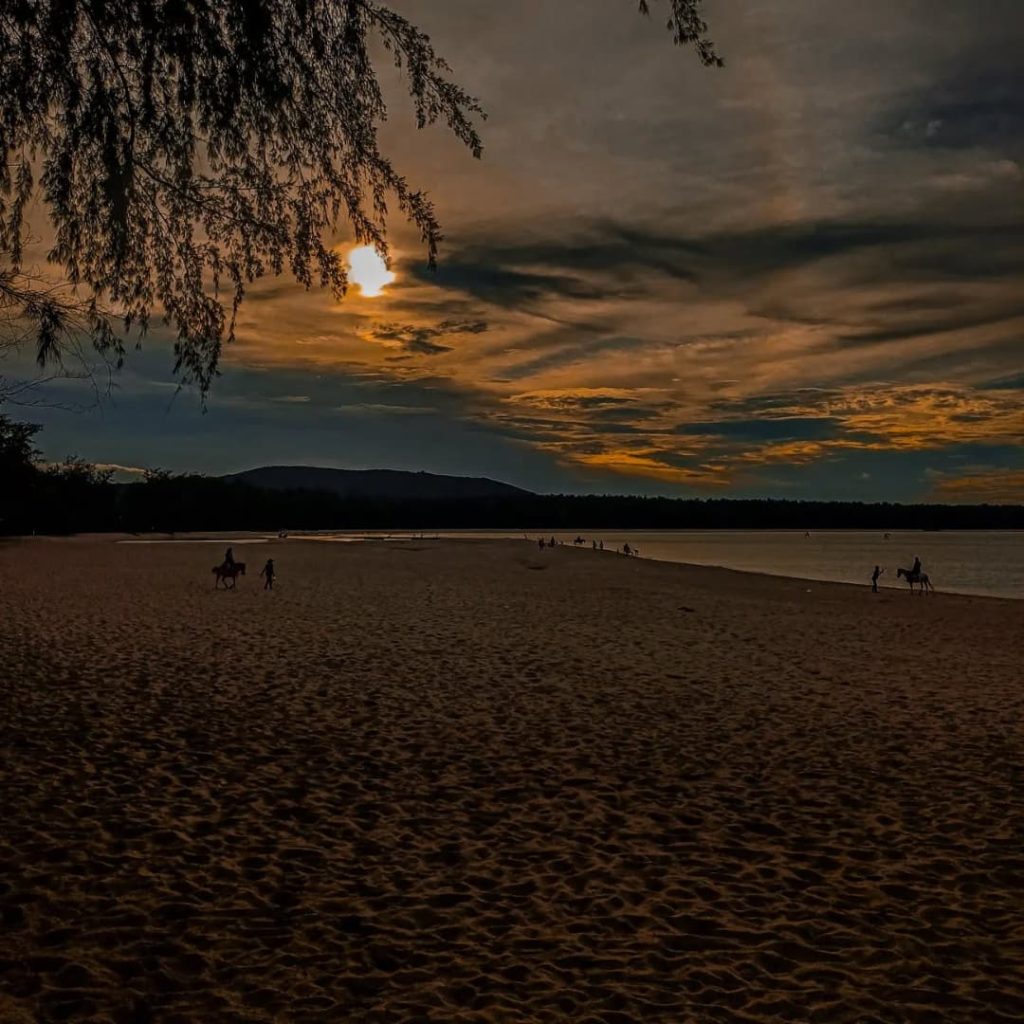 Coucher de soleil sur la plage de Samila Beach à Hat Yai