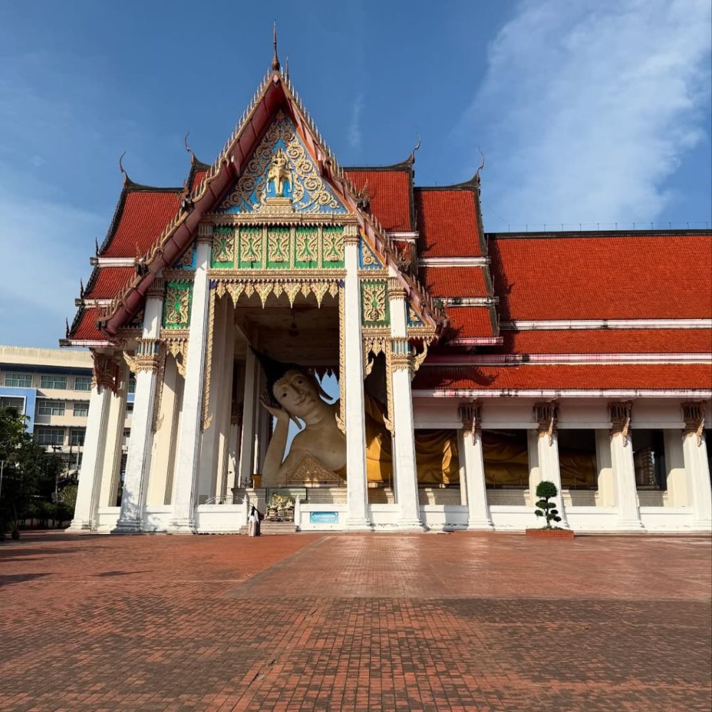 Vu sur le bouddha de 35 mètres au temple Hat Yai Nai