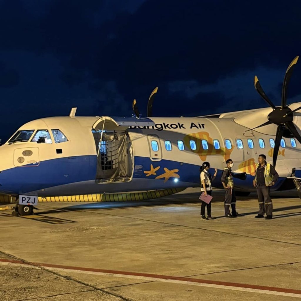 Avion Bangkok Airways sur la piste d'aéroport de Koh Samui