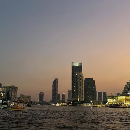 Vue sur le Chao Phraya et Icon Siam (thonburi) à Bangkok