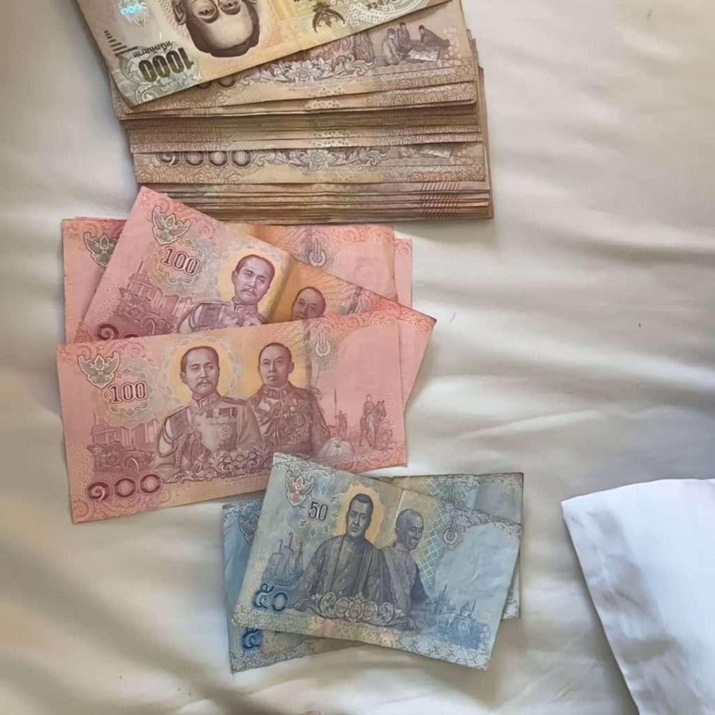 Billets de 50, 100 et 1000 thai bahts