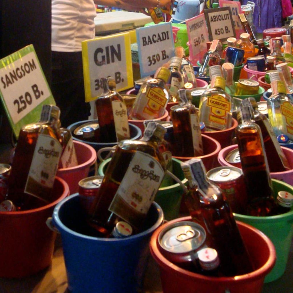 Bucket seau d'alcool à la full moon party Thaïlande