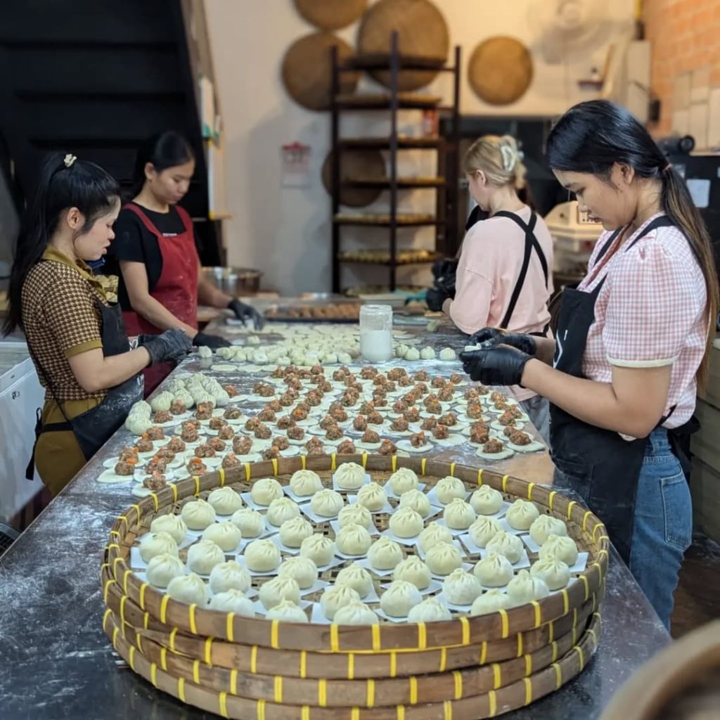 Vue sur la confection des bao à Gu Long Bao