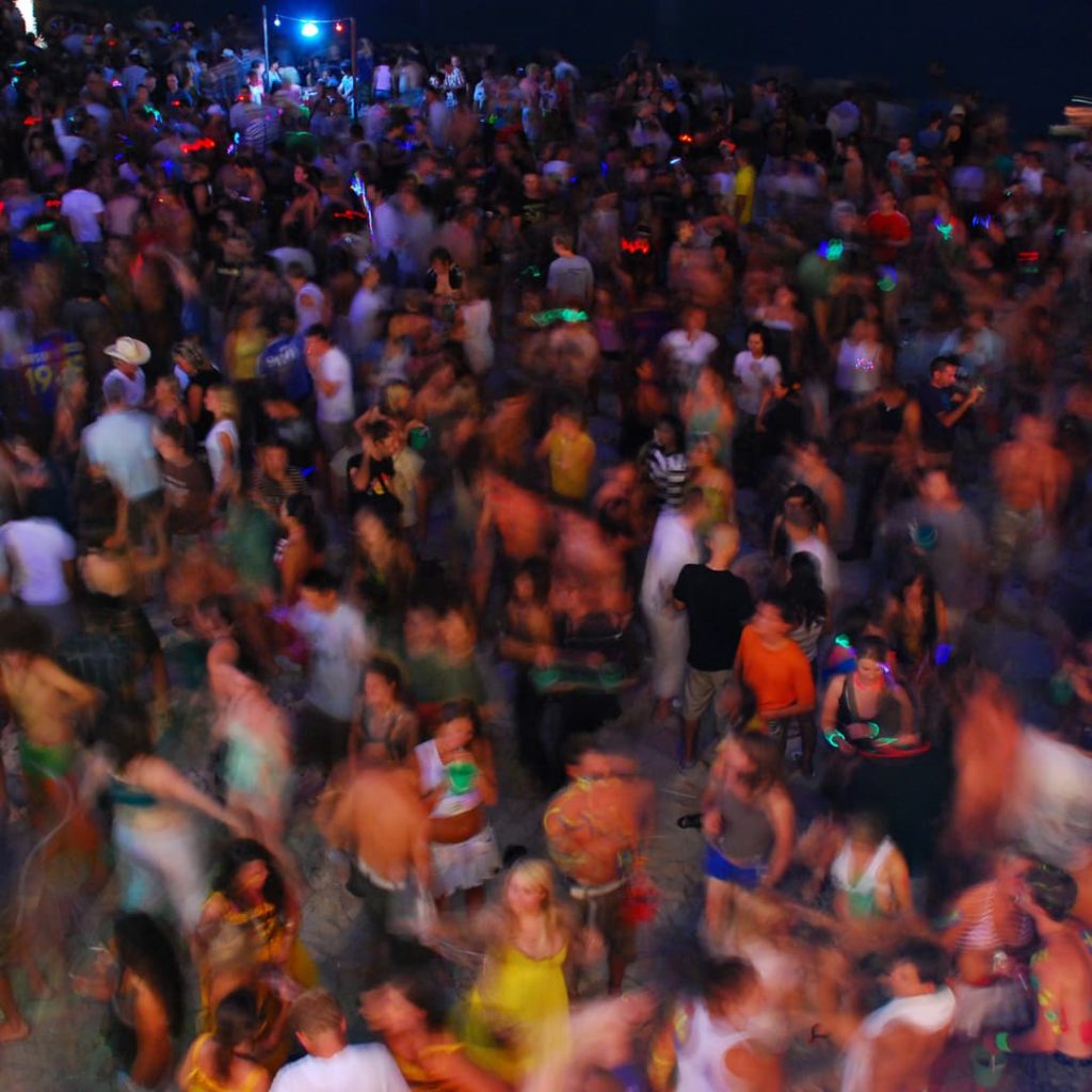 Foule de personnes à la full moon party Thaïlande