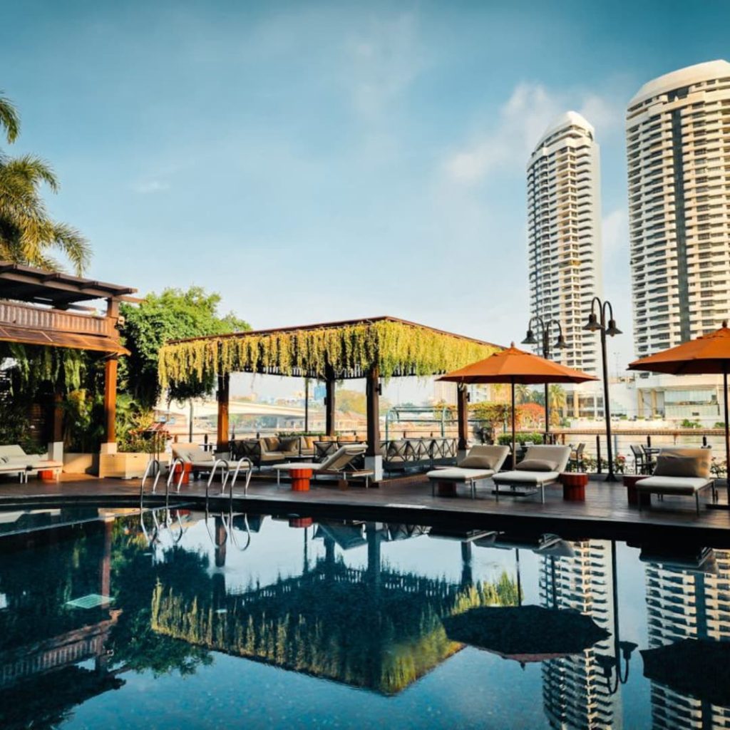 Piscine de l'hôtel Riva Surya Bangkok