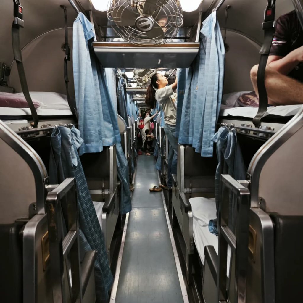 Intérieur du train en mode couchette -Bangkok vers Surat Thani