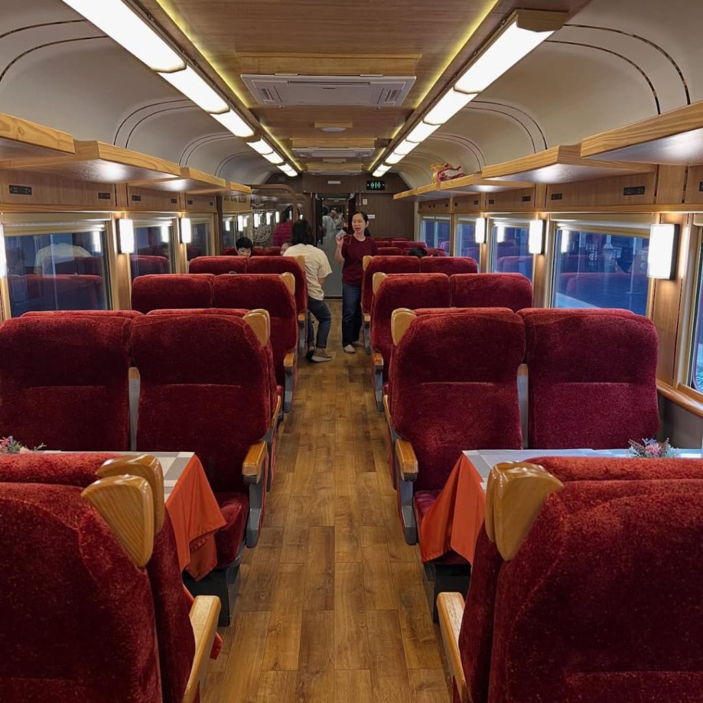 Intérieur du train Royal Blossom en Thaïlande