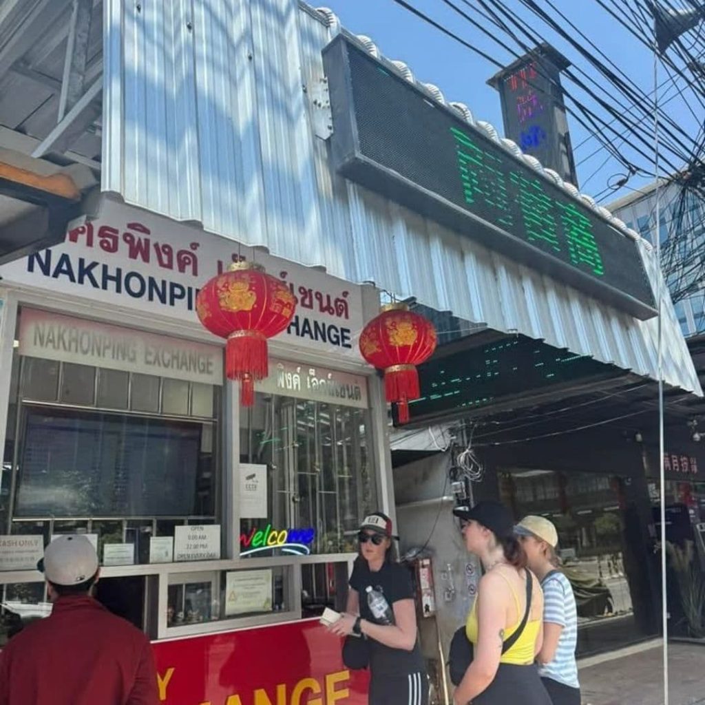 devanture du bureau de change Nakhonping Exchange à chiang mai