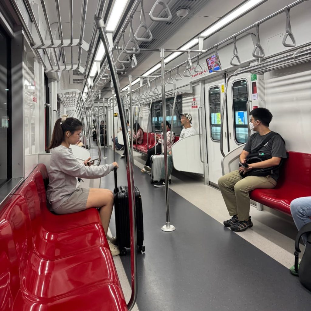 L'intérieur du SRT Red Line - Connexion avec l'aéroport de Don Mueang à Bangkok