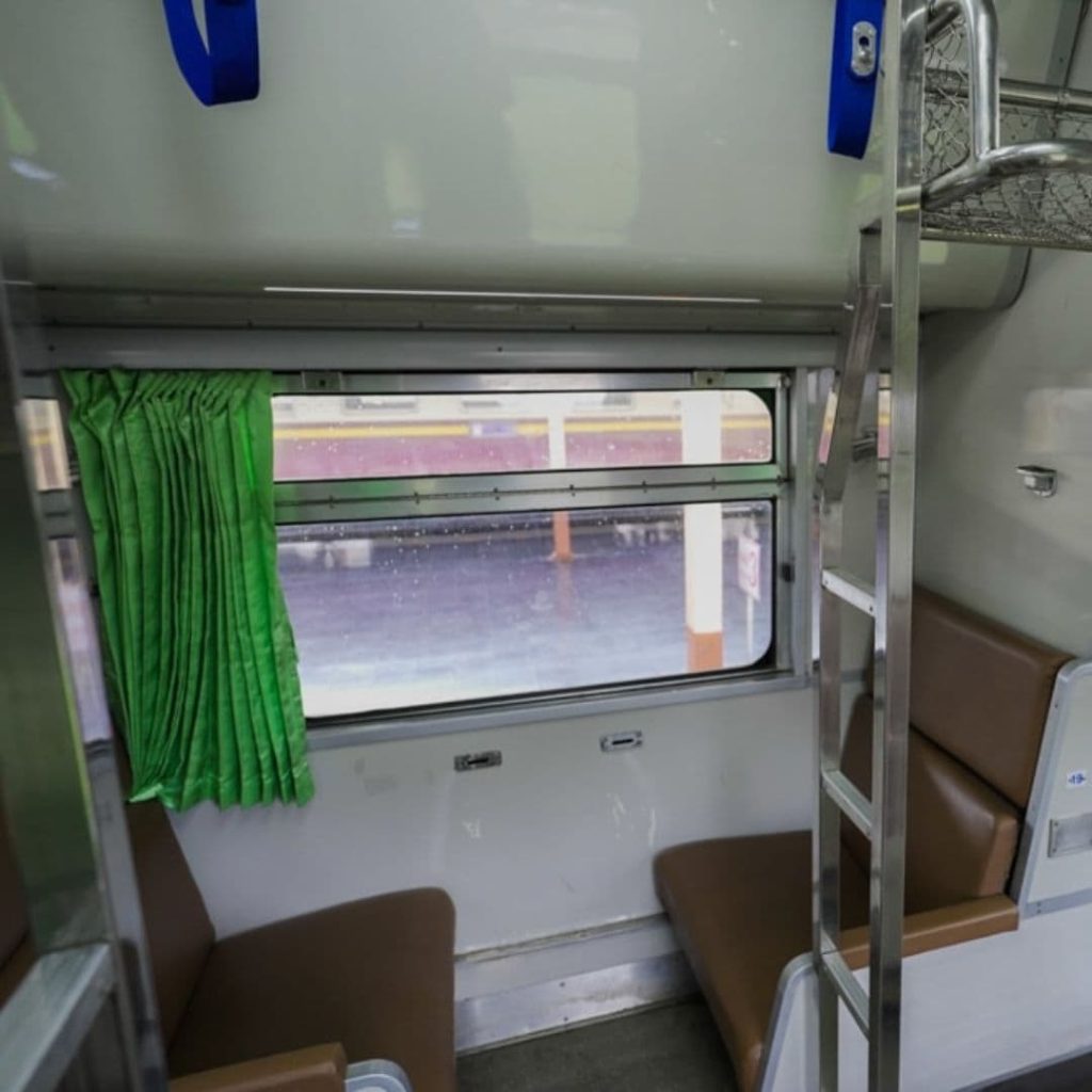 Intérieur du train numéro 13 bangkok chiang mai (de nuit)