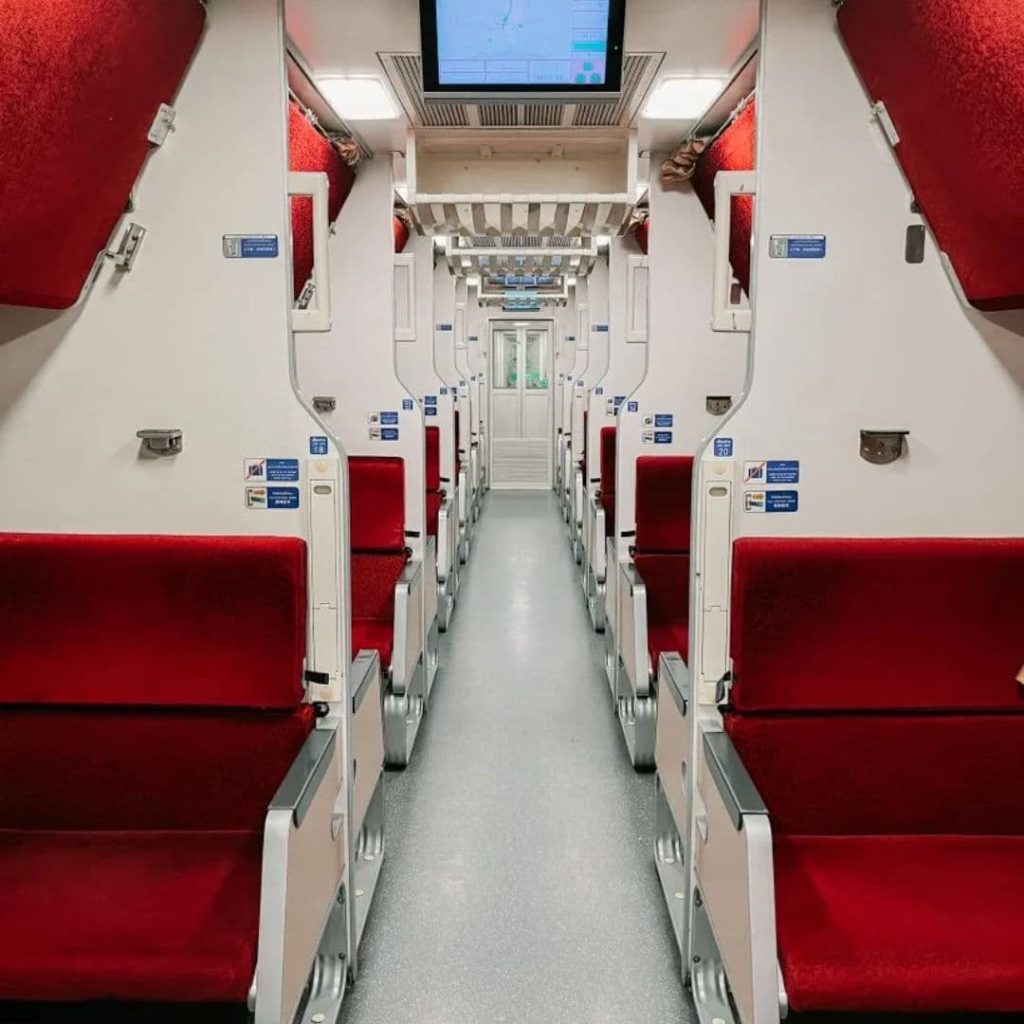 Intérieur du train numéro 9 Bangkok Chiang Mai (de nuit)