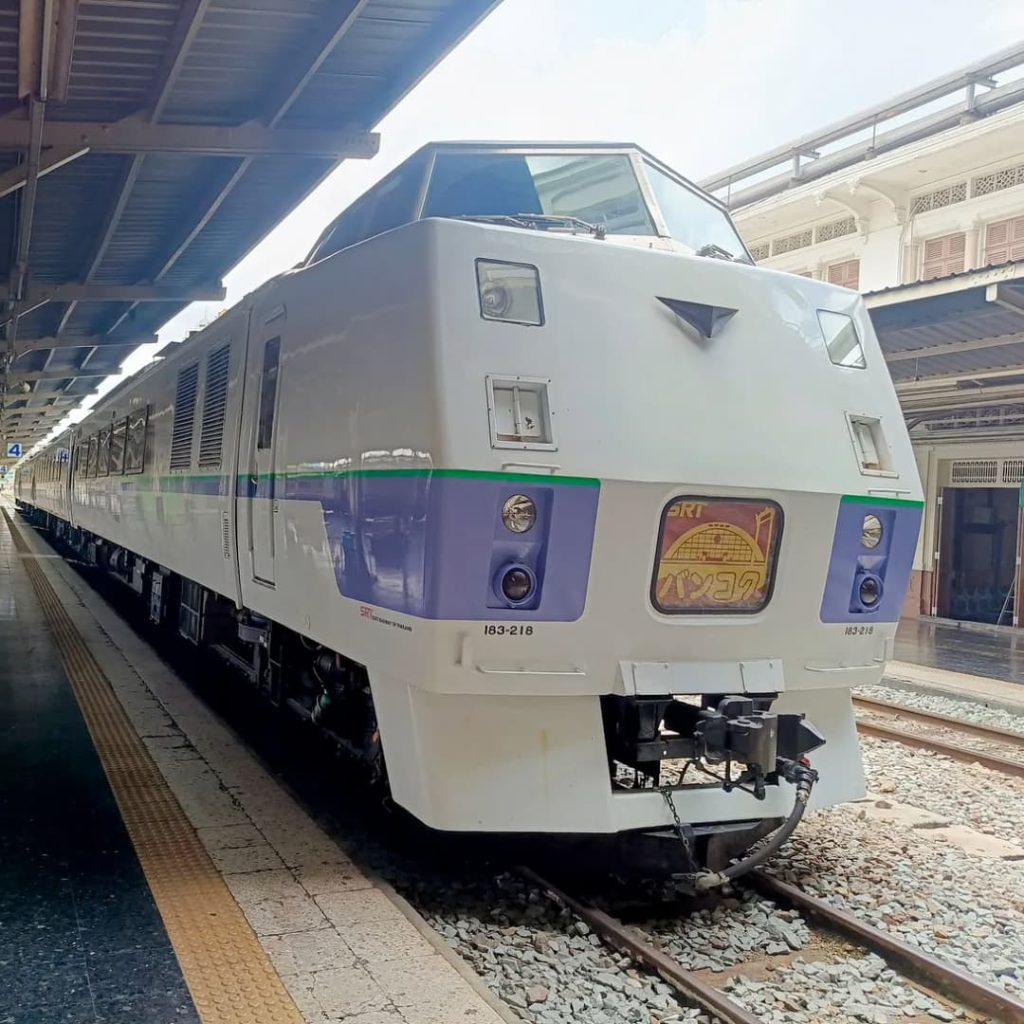 Vue extérieure du train kiha en Thaïlande