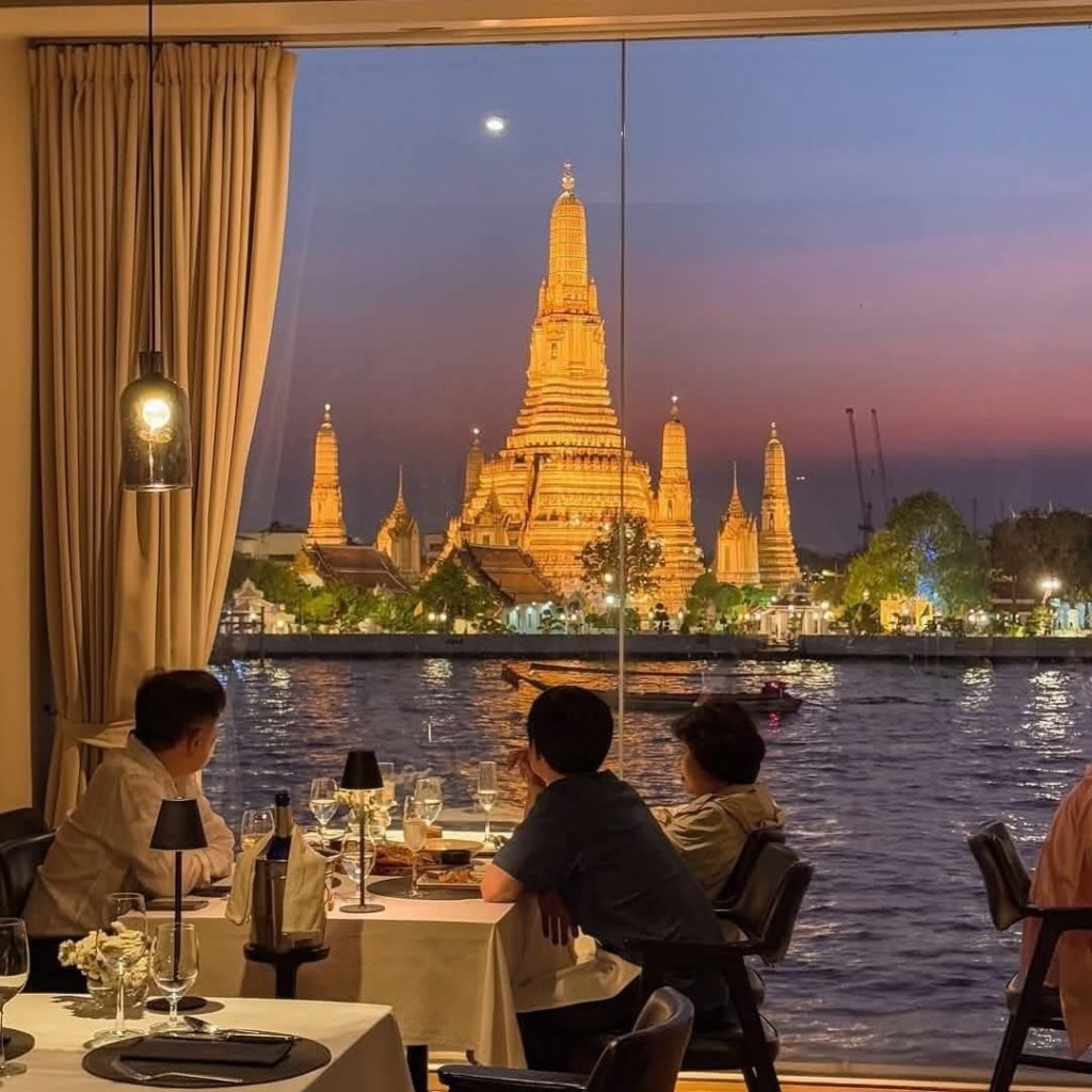 Vue sur le fleuve Chao Phraya et le Wat Arun