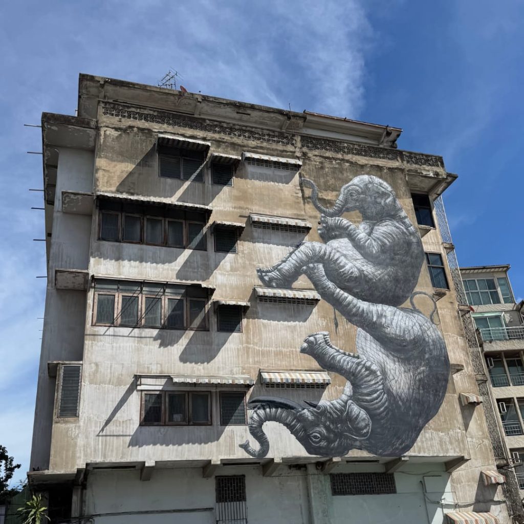 mur des éléphants street art song wat bangkok thailande