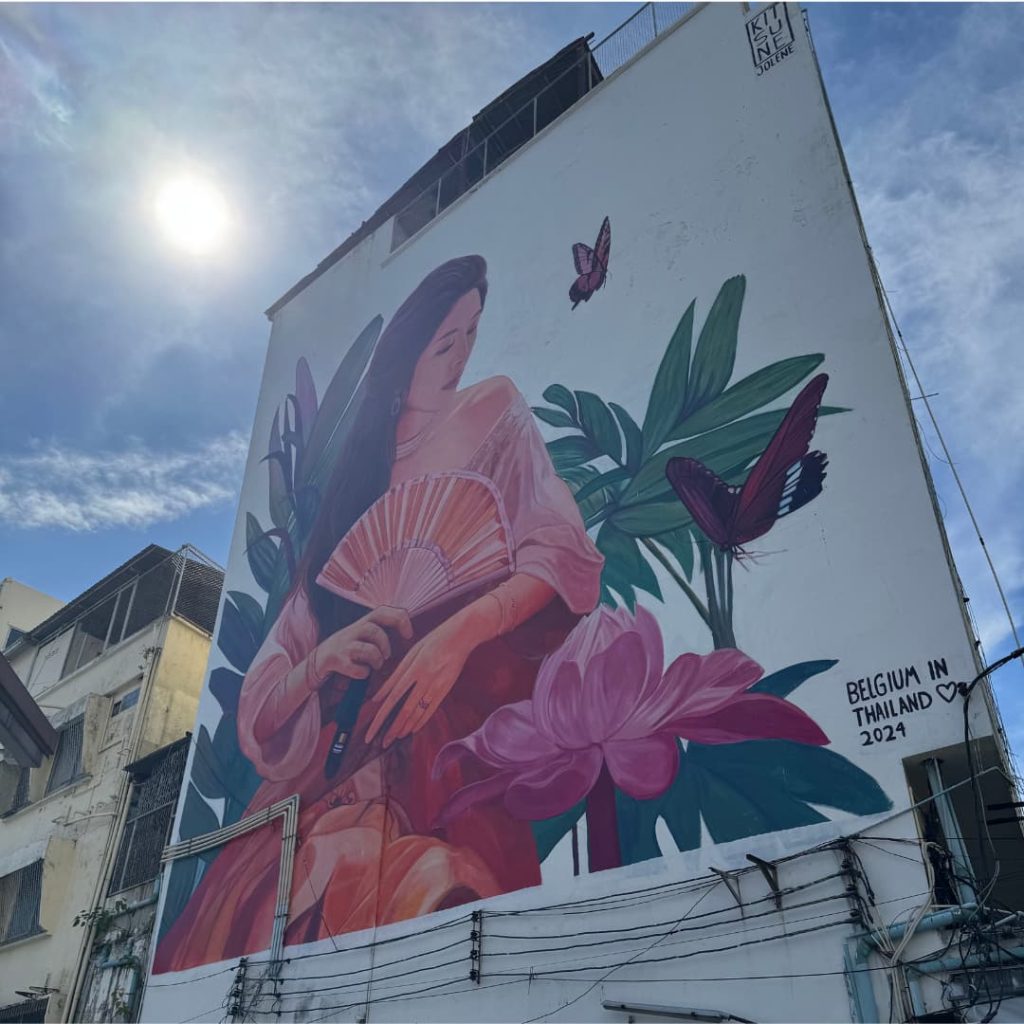fresque de la femme à l’éventail kitsune jolene song wat