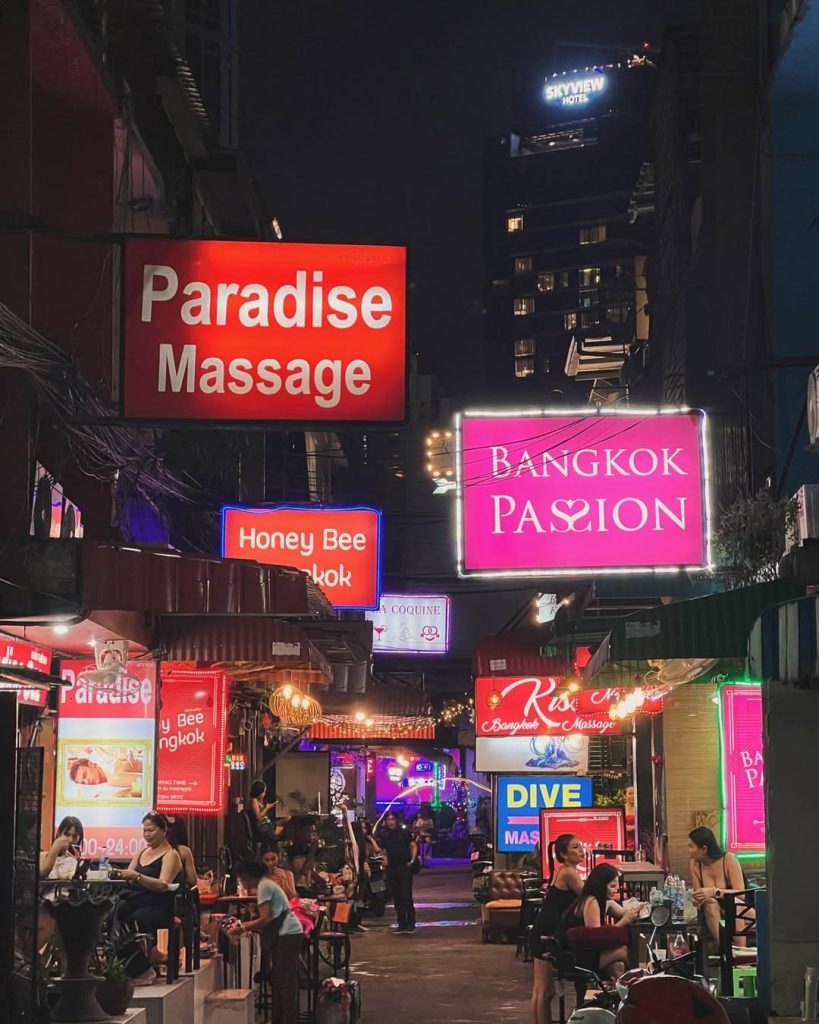 Rue de Bangkok avec plusieurs salons de massage spéciaux (happy ending)
