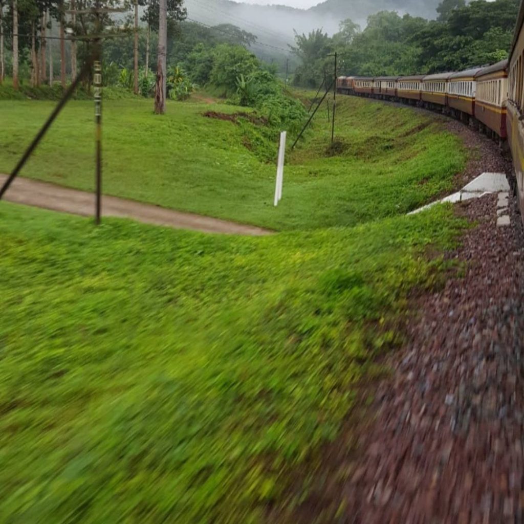 extérieur du train 51 en direction de Chiang Mai depuis Bangkok