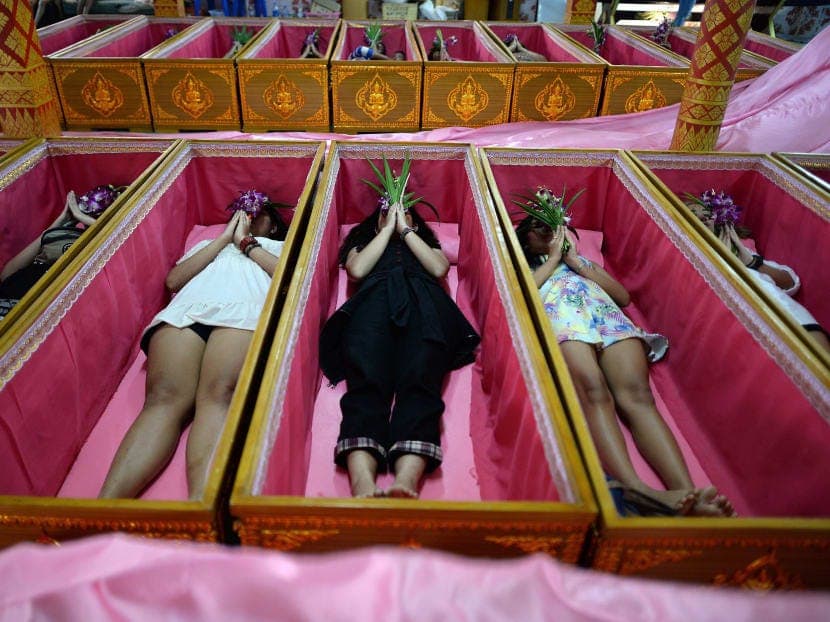 Dormir dans un cercueil pour renaître en Thaïlande