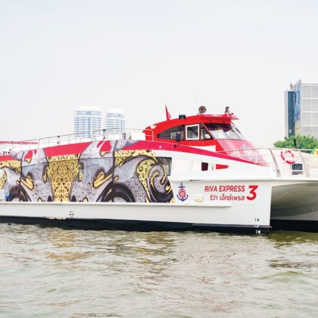 chao phraya boat red flag (drapeau rouge)