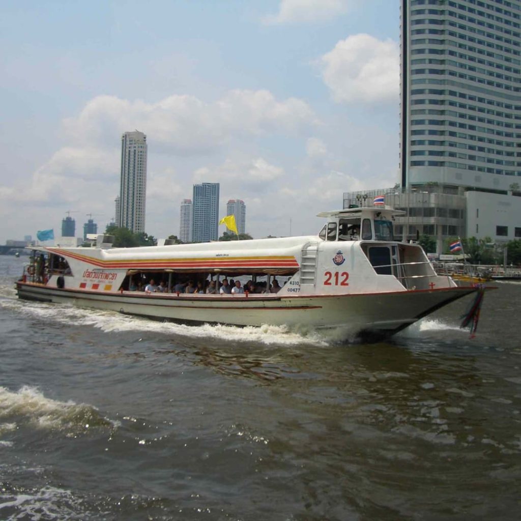 chao phraya boat yellow flag (drapeau jaune)