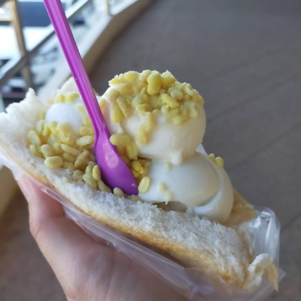 Glace à la noix de coco dans du pain en Thaïlande