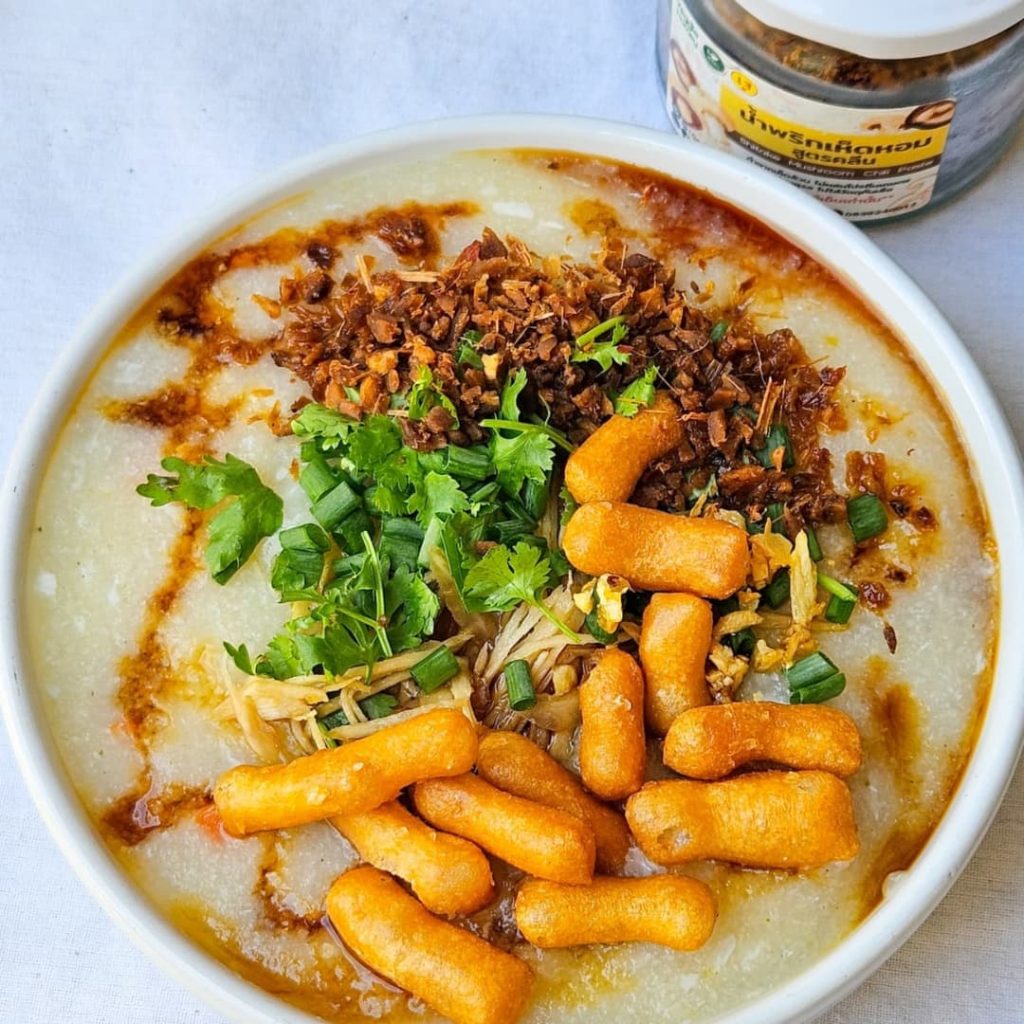 bol de congee avec patonggo en Thailande