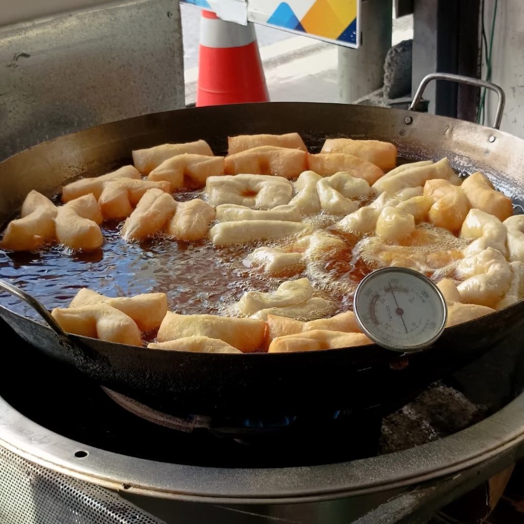 cuisson du patonggo en Thailande