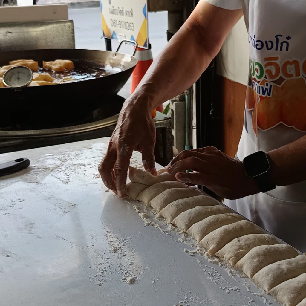 prépation du patonggo en Thailande