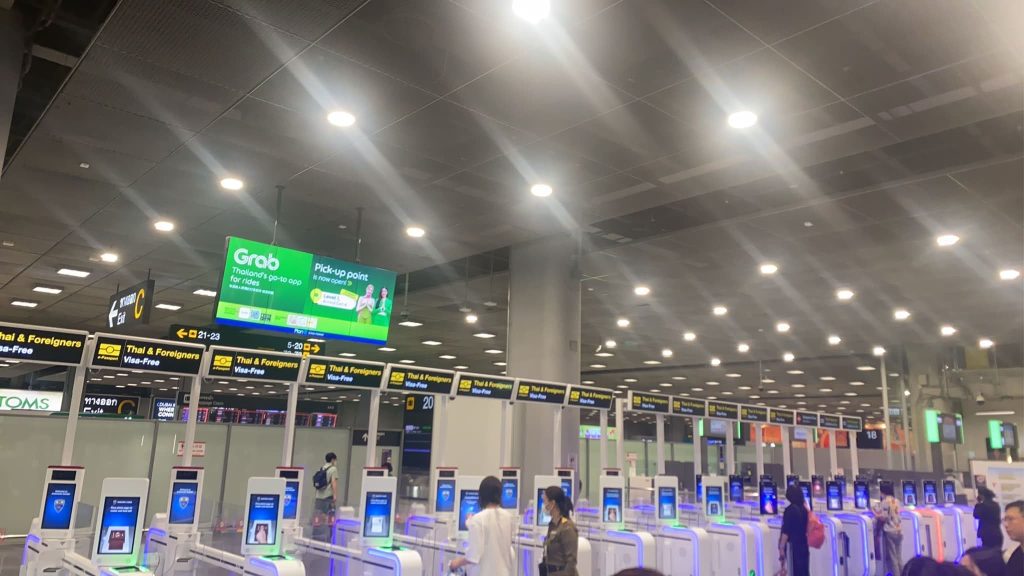 portes automatiques aéroport de Bangkok Suvarnabhumi Thaïlande