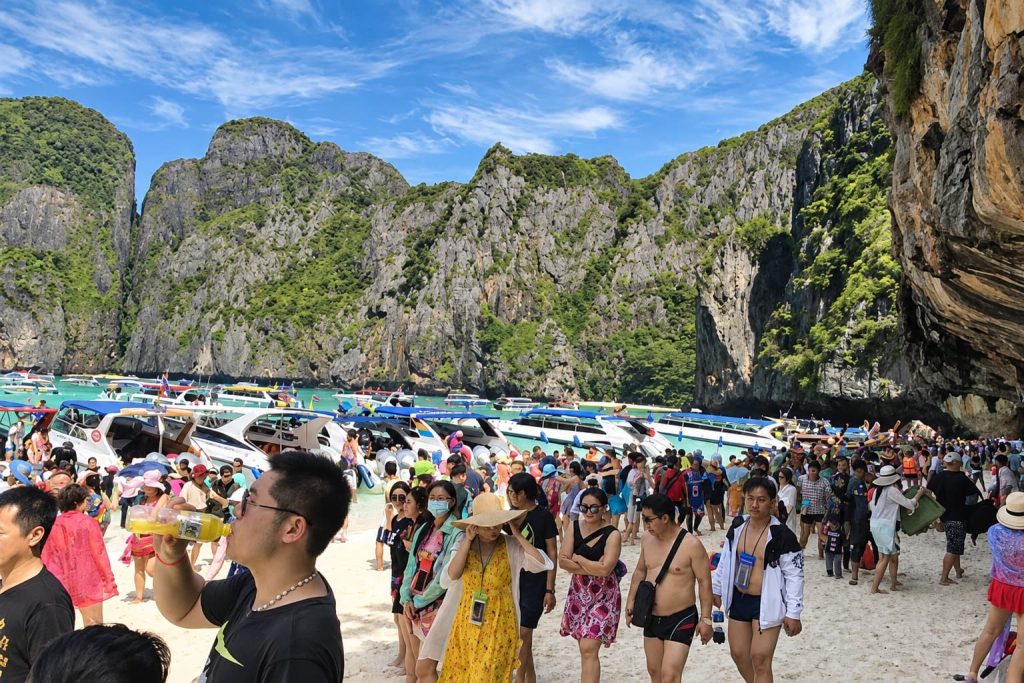Des touristes envahissent la plage de Maya Bay, à Krabi,en 2017 avant la fermeture